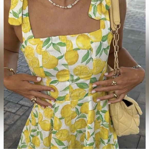 ZARA lemon print linen dress a “blogger favorite” - Picture 4 of 9